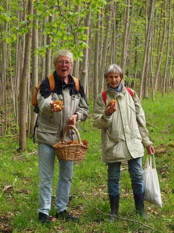 Renate und Eva mit Morcheln_1